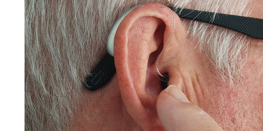 Ohr eines Brillenträgers mit Hörgerät