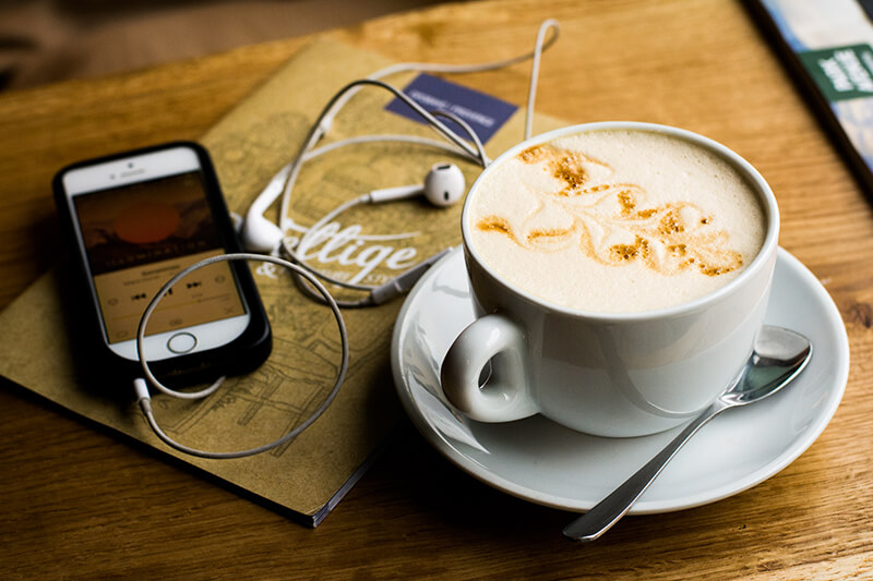 Podcast hören in einem Cafe