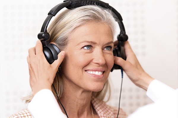 Frau beim Hörtest im Neuroth-Hörcenter